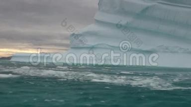 巨大的冰山漂浮在格陵兰岛周围的海洋中。