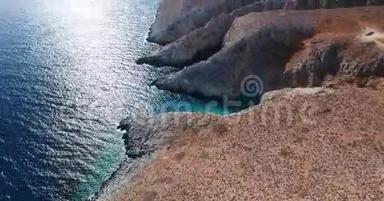 蔚蓝的大海，海浪在岸边的悬崖上破浪前进