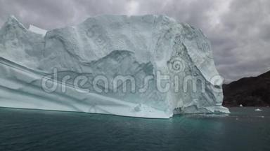 巨大的冰山漂浮在格陵兰岛周围的海洋中。
