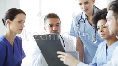 一群在诊所用剪贴板说话的医生