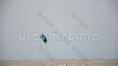 泰国人在海上乘风破浪玩风筝冲浪