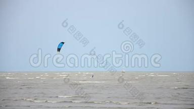 泰国人在海上乘风破浪玩风筝冲浪