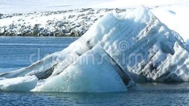 冰川泻湖的冰块融化