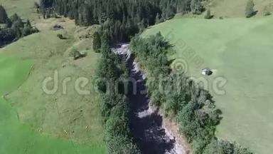 大雨过后，泥石流在奥地利的山坡上留下了疤痕。