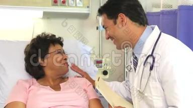 医生与病床上的老年女病人交谈