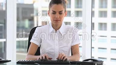 女商人在<strong>键盘</strong>上打字