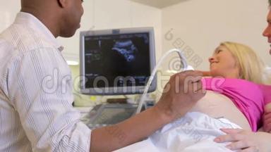 伴有超声扫描的孕妇