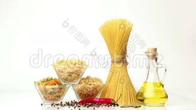 意大利面食，意大利面食原料，面粉，一瓶橄榄油的面食，静物，香料意大利面，工作室