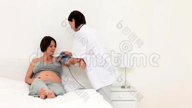 护士测量病人的血压