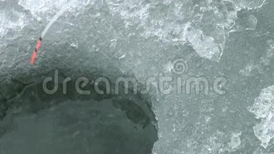 冬季在河上捕鱼的冰洞