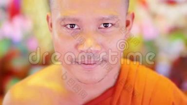 僧人身穿橘色长袍，在寺庙内祈祷