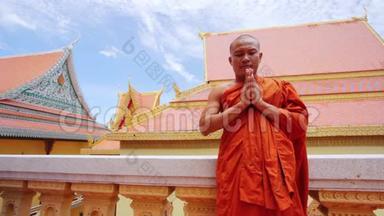 <strong>僧人</strong>身穿橘色长袍，在寺庙内祈祷