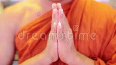 <strong>僧人</strong>身穿橘色长袍，在寺庙内祈祷