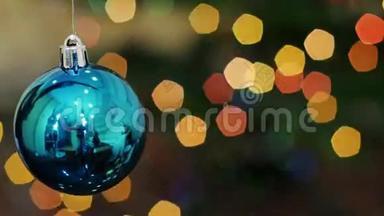 圣诞蓝球在波克灯。 标题领域