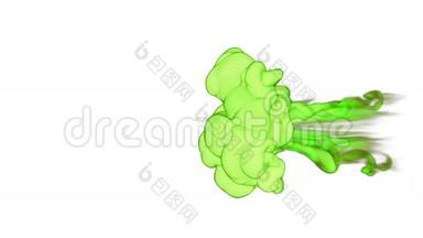 特写绿色墨水或绿色烟雾在水中缓慢移动与阿尔法面具。 VFX过渡墨水云