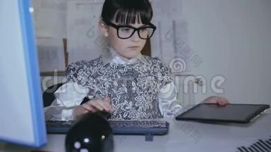 小女孩在<strong>办公室</strong>里<strong>用电脑</strong>和平板<strong>电脑</strong>工作。 4K