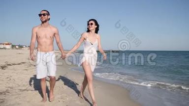 <strong>情侣</strong>们在沙滩上浪漫地散步，<strong>情侣</strong>们赤着脚在沙滩上散步，夏天，<strong>情侣</strong>们，异国情调