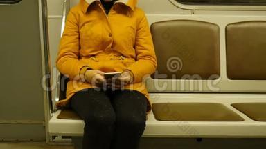 坐地铁的女孩