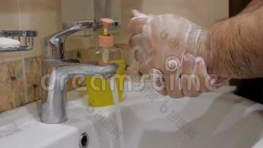 老年人<strong>正确洗手</strong>，用肥皂彻底保护病毒