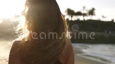 嬉戏的年轻女子在夏日海滩享受暑假。 一位头发蓬乱的女人正在海滩上散步。