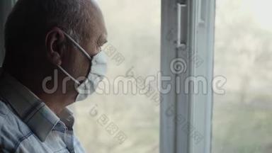 老人望着窗外