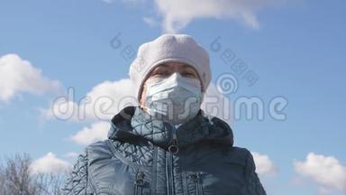 户外的老年<strong>妇女</strong>戴着医用口罩。 在街上戴着防护面具的大流行病<strong>妇女</strong>。 <strong>健康</strong>和安全概念