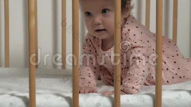 一个小孩子在婴儿床上玩耍。