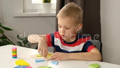 小男孩幼儿在学校用分数做简单的数学练习，特写.. 除分数、数学
