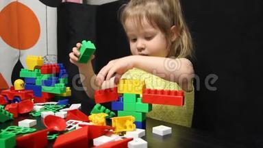 三岁的女孩在玩一个<strong>建设</strong>者的彩色积木。 孩子培养自己的思维能力.. <strong>发展</strong>和<strong>发展</strong>