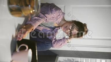 快乐女人在厨房的数码平板电脑上<strong>观看</strong>搞笑<strong>视频</strong>的垂直<strong>视频</strong>