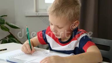 幼儿男孩幼儿手做简单的数学练习，特写.. 数学概念