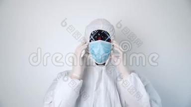 一个病毒学家戴着保护罩和黑色面具的肖像。 非典型病毒学家