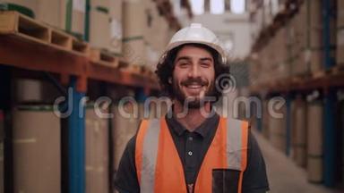 一位白种人仓库工人站在大型仓库配送中心微笑着看着镜头的画像