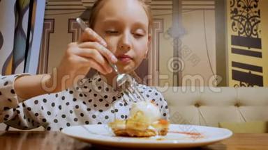 肖像欢快的少女在糖果咖啡馆里吃着甜甜点和冰淇淋。 快乐少女<strong>吃吃</strong>饭