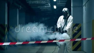工人在室内消毒使用化学品，冠状病毒预防概念。 消毒专家正在熏空