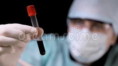 关闭医生进行血液测试。 技师手里拿着一个装有血液测试的管子，检查