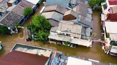 空中POV视图描述洪水。 大规模自然灾害后造成的破坏。