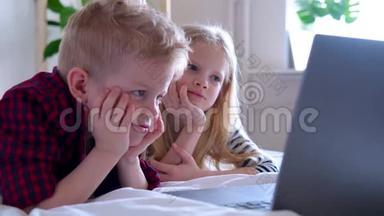 远程学习在线教育.. 在家学习的男生和女生带着数码平板笔记本电脑，做着
