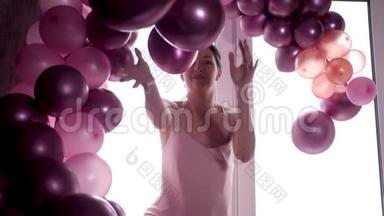 穿紫色裙子的女人<strong>坐</strong>在窗户上，手里拿着<strong>气球</strong>