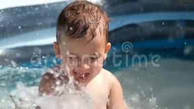 夏天，一个白色的小孩子在游泳池里溅起水花。
