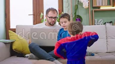 爸爸和他的两个孩子在家玩得很开心，他们在一起聊天，小儿子穿着<strong>蜘蛛侠</strong>套装
