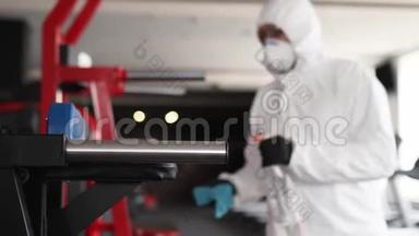 危险物质工人用抗菌消毒喷雾器和冠状病毒covid-19危害消毒健身器材