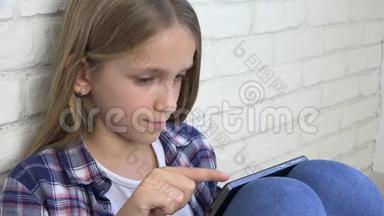 儿童玩平板电脑，儿童智能手机，青少年阅读信息浏览互联网