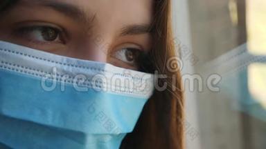 一个戴着医用口罩的少女望着窗外