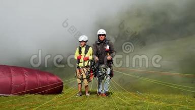 父子俩一起度假，在高山上滑翔伞。