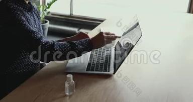 女士面罩清洁笔记本电脑键盘特写