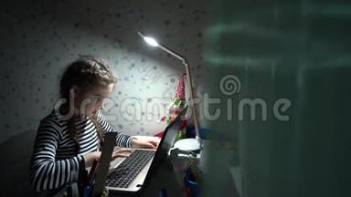 年轻的女学生在家里用笔记本电脑<strong>上课</strong>，因为检疫冠状病毒