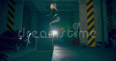 运动员女孩垂直在体育馆的立方体上跳跃，没有摄像机的动作