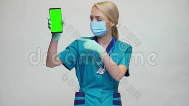 戴防护面罩及手套的医生护士-展示手机