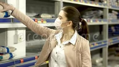 带着医用口罩的女孩在市场上走来走去，推满了手推车